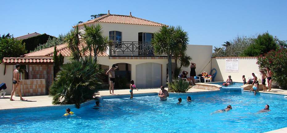 Profitez de notre grande piscine durant vos vacances sur Oléron -  