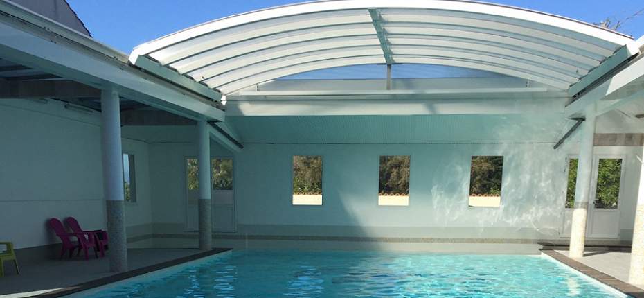 Profitez de notre piscine couverte découvrable sur l'Ile d'Oléron -  