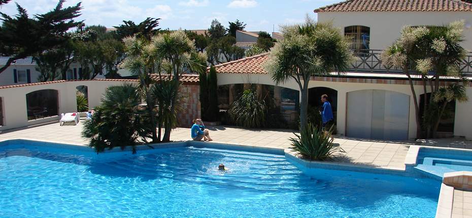 Le camping Barataud sur l'Ile d'Oléron vous propose sa grande piscine -  